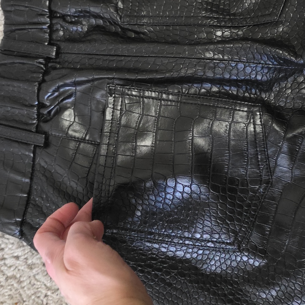Chico's Faux Leather Croc Embossed Wide Leg Pants Size 0 (Chico's Size 4) Black - Picture 9 of 12